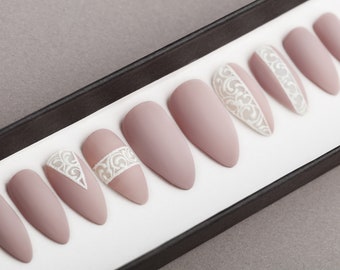 Mocco Press on Nails | Fake nails | Laces | Hand painted nail art | False Nails