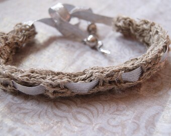 natural fibers of French necklace.