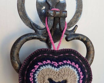 Coeur crochet à suspendre, monté sur pochette brodée, à parfumer/Crochet heart on small embroidered packet to hang and parfume