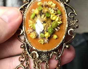 Vintage gold necklace . Vintage broiche pendant necklace . Vintage necklace . Vintage pendant .
