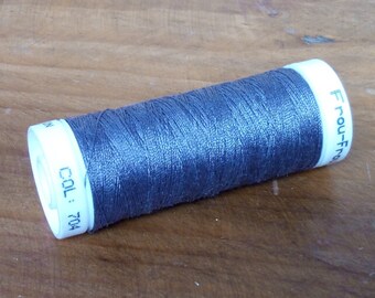 LBDK 704 - 1 bobbin of thread for sewing any textiles - 100 meters - Multi-purpose - very resistant thread - Polyester - purple