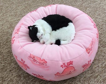 Pink fleece cat bed, pink fleece dog bed, soft pet bed, medium size Pet Bed, washable pet bed, round cat bed, pink Whales cat bed