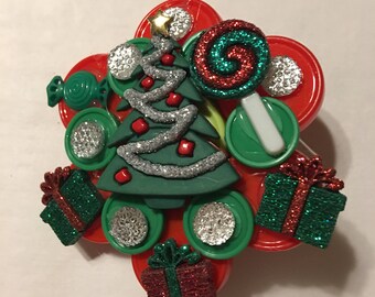 Retractable name badge holder