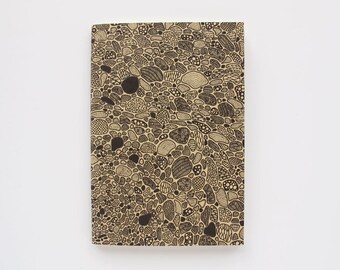 A6 sewn notebook with hand-drawn cover | Caderno A6 com desenho da capa feito à mão, lombada cosida