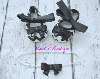 Back and white baby shoes...baby girl shoes...chevron print shoes...
