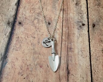 Garden spade initial necklace - gardening necklace, gift for gardener, shovel necklace, garden tool necklace, gardening jewelry