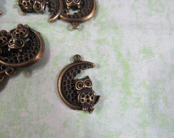 10 Antique Bronze Moon w/Owl Charms 28x21 (B367e)