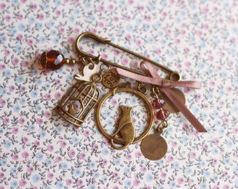 Cat Brooch.Cat pin brooch.Cat lover accessories.Cat pin.Vintage cat safety pin.Gift for cat ladies.Animal jewelry.For cat lovers.