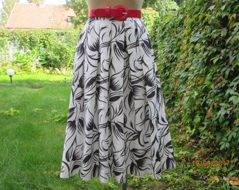 Full Skirt / Skirt Vintage / Summer Skirt / Size EUR42 / UK14 / High Waisted Skirt / White Black Waist