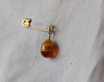 big dark honey swirl drop on safety pin, brooch vintage brass and amber glass