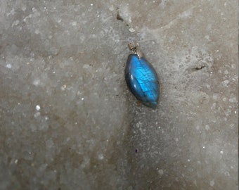 Blue LABRADORITE gray 9.38 Gr - leaf pendant