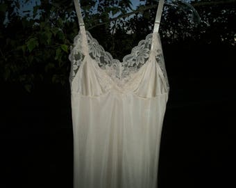 Vintage 70s 80s Brand New Old Stock Sexy PRETTY Lorriane LACEY SLIP, Creamy Beige, 32