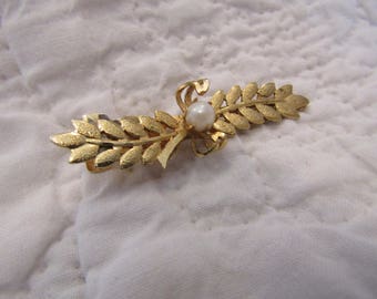 Vintage hairclip with faux pearl