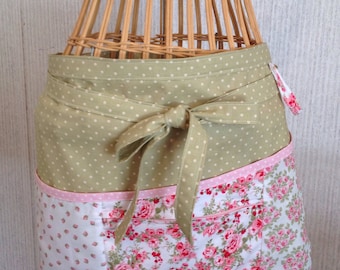 Vendor apron with zippered pocket Pink and green patchwork