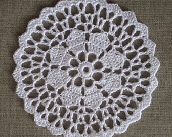 White doily crocheted 11 cm