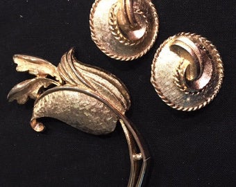 Vintage Coro Brooch and clip-on earrings set tulip brushed gold signed demi-parure