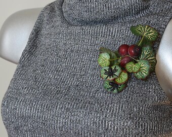 Brooch Arachnida, spinning