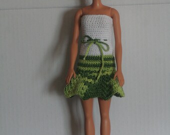 Skirt strapless green and white crocheted doll
