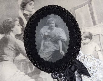 An air of vaudeville (brooch)