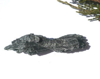 Raw kyanite Black kyanite Kyanite crystal Natural kyanite Stone kyanite 13.9 g Mineral specimens Healing Crystals and Stones
