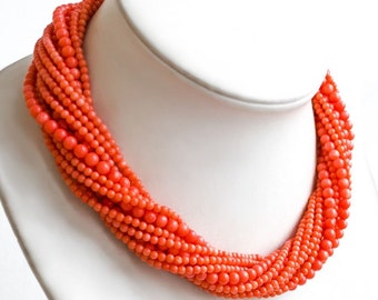 Volume necklace with a salmon coral
