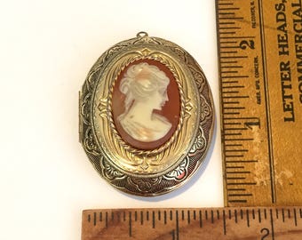 Vintage Shell Cameo Engraved Gold Tone Pendant Top Double Locket for Necklace