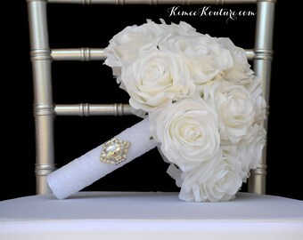 Ramo de novia marfil con manija de la cinta negra. Ramo de Novia de encaje. Rosas de seda de tacto real. Broche Bouquet. Elige tu Color de la cinta.