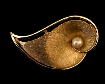 60's Large Pearl Center Gold Leaf Brooch VG1294