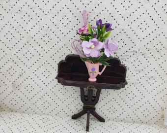 Plasco Side Table and Flower Bouquet Toy Dollhouse Traditional Style 1944