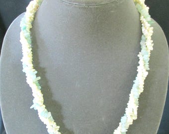 Jade chip and mother of pearl necklace, ConMisManosVintage