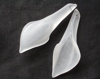 1 Piece 18mm x 50mm Frost White Calla Lily Pendant Lucite Flower Beads Plastic Beads Acrylic Flower Beads