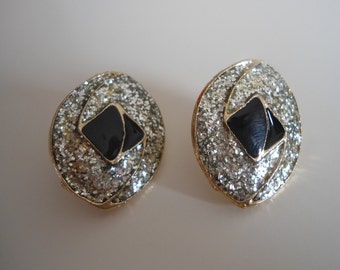 Vintage earrings, classic style.