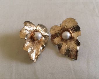 Vintage Sarah Coventry Gold Pearl Leaf Clip On Earrings