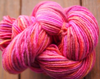 Handpainted Yarn Wool 140yards 2.9 ounces Worsted Weight Knitting Aspenmoonarts Hand Painted Pinks Fuchsia CW034A Felting