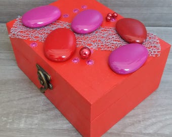 Box wood red and Fuchsia with pebbles