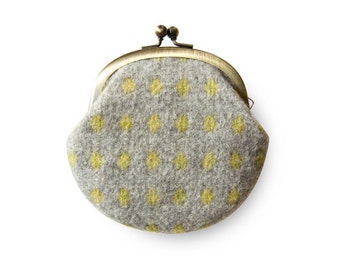 Metal frame coin purse // Fluffy Cross