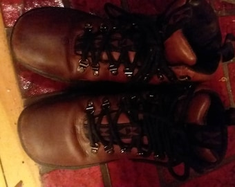 Women's Brown Leather Lace up Ulu boots!