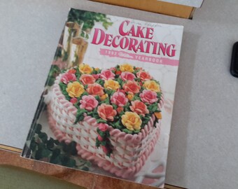 1992 Wilson cake decorating yearbook paperback