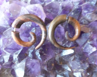 Boucles d’oreilles du bois spirale sono sculpté Faux filière Vintage à la main