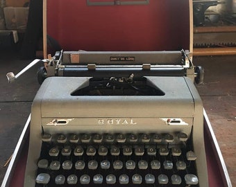 1950's ROYAL Quiet De Luxe Manual typewriter