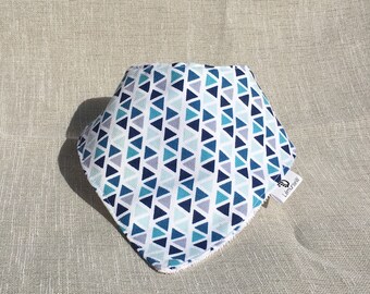 Bandana bib with blue geometric print