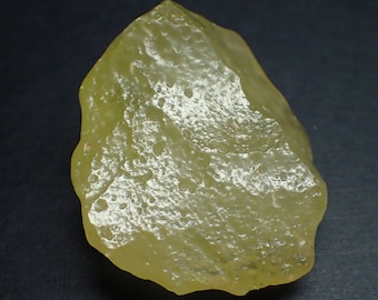 Libyan Desert Glass natural stone - 31gm / 45mm x 36mm x 21mm (F53607)
