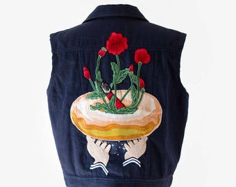 Veste en denim sans manches vintage personnalisée "Forbidden Donuts" - Brodée à la main et patchs appliqués