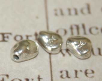 4 beads stones in silver metal 7, 5 x 6, 5mm