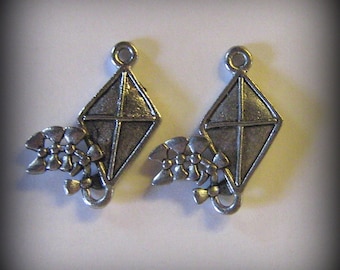 10 Silver Pewter Kite Charms (qb8)