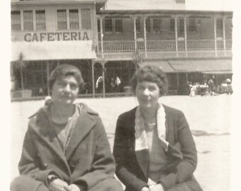 Vintage Snapshot "Neptune Beach" Cafeteria Women Sitting On The Beach Florida Old Photo Found Vernacular Photo