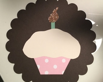 Scalloped flat card with cupcake