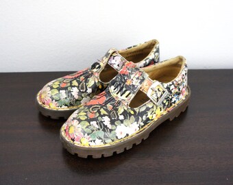 seduced-young-vintage-floral-dr-martens-latina-handjob