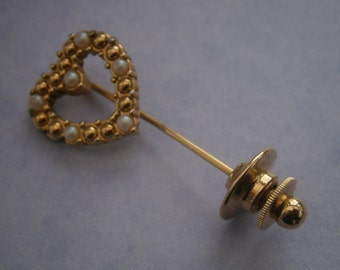 B981) A lovely vintage gold tone metal and faux seed pearl brooch capped pin
