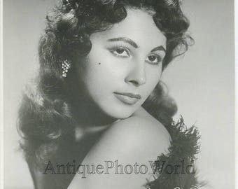 Beautiful woman singer Shamari vintage photo